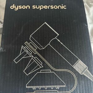 Dyson supersonic hairdryer stand